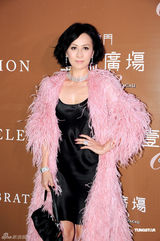 组图：刘嘉玲低胸装大秀乳沟 梁朝伟将为其庆生