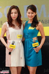 组图：岑丽香贾晓晨携手亮相 笑谈《江南style》