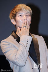 组图：李准基带“女儿”与粉丝看《两周》结局