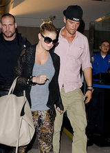 组图：黑眼豆豆主唱菲姬诞子 盘点夫妻恩爱照