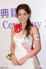 组图：上届港姐为朱晨丽加冕 应届港姐三甲竞艳