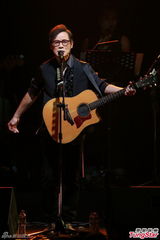 组图：罗大佑登台献唱经典 歌迷如痴如醉