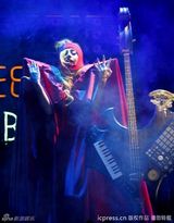 组图：Lady Gaga演唱会口味重 血腥骷髅手玩自摸