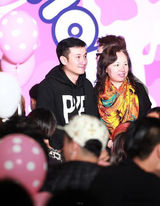 组图:文章携女儿赴满月酒 马伊琍大肚饭量猛增