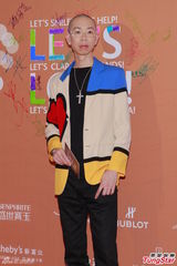 群星闪耀嫣然基金晚宴 王菲旗袍装与李亚鹏恩爱