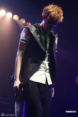 组图：八三夭开唱阿信站台 欲学谢和弦微博放料