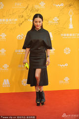 组图：刘璇黑裙披发现身红毯 自信秀美腿