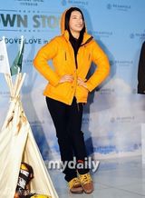 组图：韩星秀智为品牌站台 长发披肩清新邻家