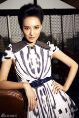 组图：莫小棋真空上阵大秀事业线 演绎复古名媛风