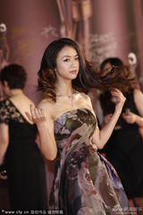 组图：金像红毯比一比 女神们全穿错了！