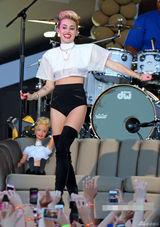 组图：塞勒斯开唱秀长腿 男女通吃与辣妹调情