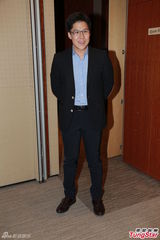 组图：霍启刚升级人父首现身 给媒体发喜饼