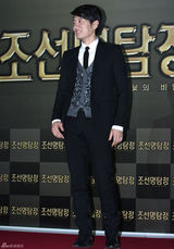 组图：韩智敏性感亮相宣传新片《朝鲜名侦探》