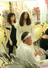 组图：温碧霞含泪为母亲设灵哀伤拒受访