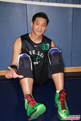 组图：慈善篮球赛表演赛 黑人陈建州亲上阵