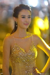 组图：车模兽兽性感透视黄金奶 自信爆乳微笑