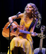 高清组图：泰勒-斯威夫特开唱 黄色吊带裙性感