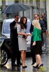 组图：威廉夫妇亮相首映礼 王子为凯特撑伞秀甜蜜