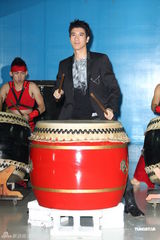 组图：王力宏个唱彩排击鼓呐喊 全员“火力全开”