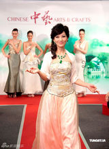 高清图：赵雅芝T台秀莲步轻摇 年过五旬风采依旧