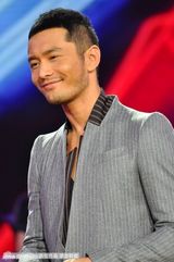 组图：海派春晚录制 黄晓明为“修鞋老爷爷”穿鞋