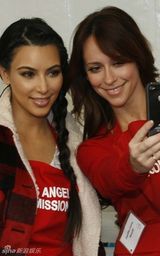 组图：金-卡戴珊感恩节下厨和妮基-希尔顿撞衫