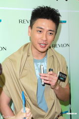 组图：黄宗泽获女友胡杏儿画眉 赞其各方面都好