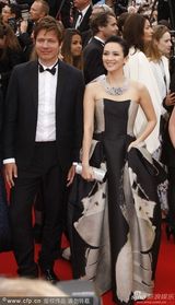 组图：章子怡灰墨裹胸裙走红毯妆容精致