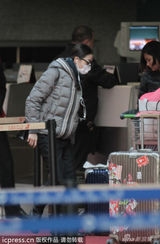 组图：刘诗诗戴口罩睡眼惺忪 疑返京探班吴奇隆