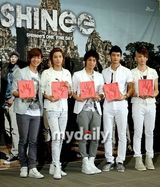 幻灯图：组合SHINee写真集发布会 成员帅气出席
