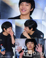 组图：《华颐》主创与观众互动 吕珍九抱粉丝