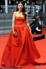 组图：张雨绮玫瑰红抹胸裙现身娇艳如花