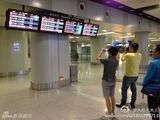 组图：李亚鹏新疆离婚后将赴京 媒体守候机场