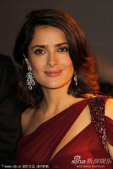 幻灯图集：戛纳开幕晚宴 萨尔玛-海耶克红裙秀香肩 