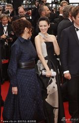 组图：章子怡灰墨裹胸裙走红毯妆容精致