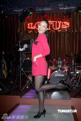 幻灯组图：沈玉琳平安夜庆生 告别单身向女友求婚