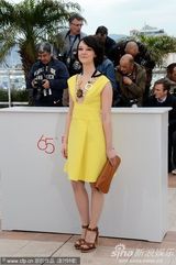 组图：《吸血鬼3D》发布会 托马斯“啃”导演