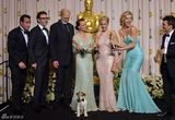 高清组图：奥斯卡后台获奖众星举金人光彩照人