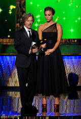 组图：艾美奖现场 大卫-斯派德携手“潘妮”登台