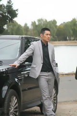 组图：严宽力挺好友客串《媳妇》 医生造型温文儒雅