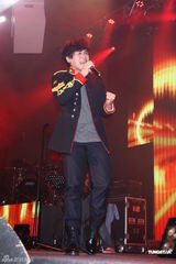 组图：倪安东英式军礼服献唱 Ella录VCR助阵