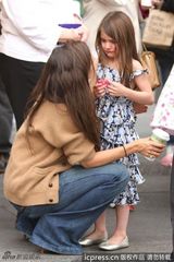 组图：凯蒂带女儿出门 苏瑞碎花裙飘逸星味十足