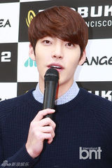 组图：韩星金宇彬出席粉丝签名会笑容迷人