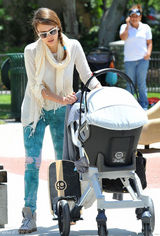 组图：杰西卡-阿尔芭全家野餐 女儿勾脖倒地表情囧