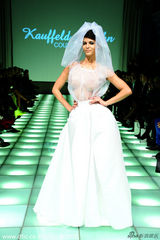 组图:德足球宝贝舍费尔半裸穿婚纱走秀性感火辣