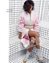 组图：蕾哈娜深V造型袒胸露半乳 长发遮面野性