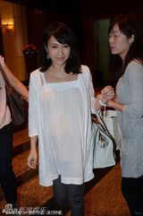 组图：黎姿怀孕6个月 挺大肚为两个女儿庆生