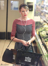 组图：斯威夫特购物耳机不离身 T恤热裤秀长腿