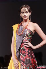 组图：霍启山绯闻女友性感走秀 拒谈郭晶晶怀孕