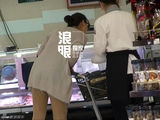 组图：陈好素颜逛超市买肉 产后身材恢复良好
